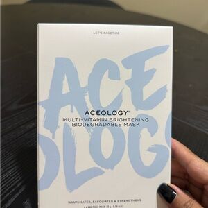 Multi-Vitamin Brightening Mask - White and Blue